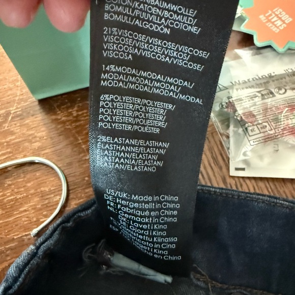 Women's Liverpool the crop pull on Blue Jeans. Size 10/30 - Picture 6 of 6